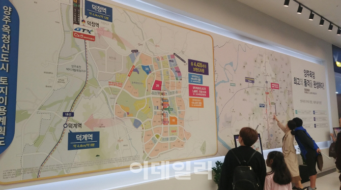 2일 오후 대방건설의 ‘양주옥정 대방노블랜드2차 프레스티지’ 모델하우스에서 모델하우스를 찾은 예비 청약자들이 전시 지도를 보고 있다(사진=김용운 기자)