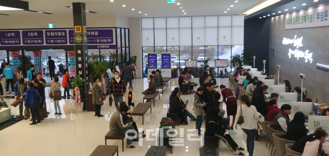 2일 오후 대방건설의 ‘양주옥정 대방노블랜드2차 프레스티지’ 모델하우스에서 모델하우스를 찾은 예비 청약자들이 청약 상담을 받기 위해 기다리고 있다(사진=김용운 기자)