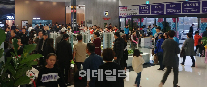 2일 오후 대방건설의 ‘양주옥정 대방노블랜드2차 프레스티지’ 모델하우스에서 모델하우스를 찾은 예비 청약자들로 내부가 붐비고 있다(사진=김용운 기자)
