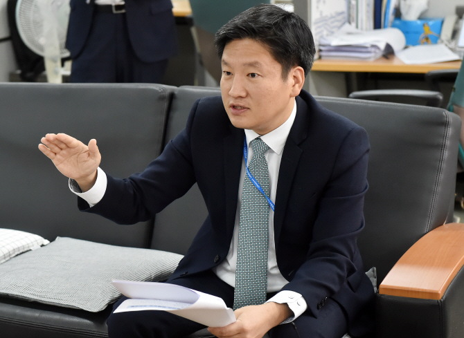 홍준호 인천시 재정기획관이 5일 시청 기자실에서 수돗물 피해보상 절차를 설명하고 있다. (사진 = 인천시 제공)