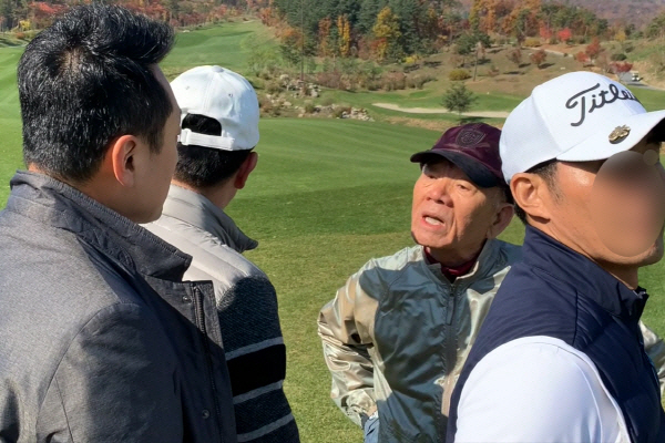 전두환 씨가 7일 오전 강원도의 한 골프장에서 5·18 광주민주화운동에 대해 묻는 임한솔 정의당 부대표 질문에 “광주하고 내하고 무슨 상관이 있어. 나는 광주 학살에 대해서 모른다”며 답변하고 있다 (사진=뉴스1)