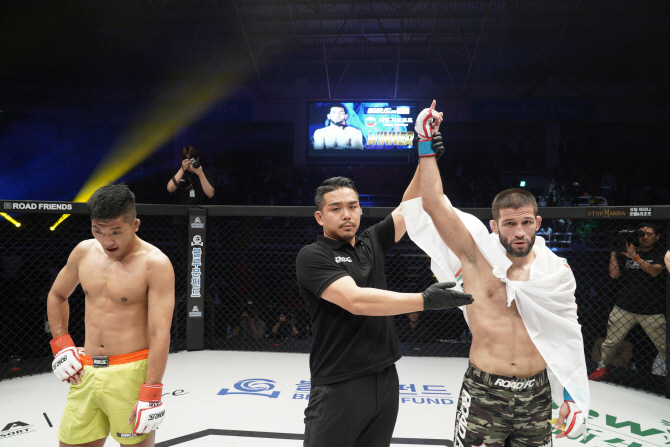 권아솔이 샤밀 자브로프에게 패한 뒤 실망감을 감추지 못하고 있다. 사진=ROAD FC