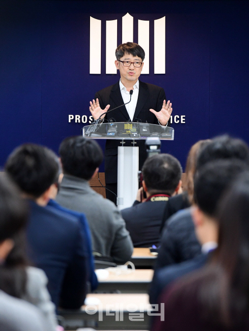 세월호 참사 이후 5년여 만에 대검찰청 산하에 꾸려진 `세월호 참사 특별수사단` 단장을 맡은 임관혁 수원지검 안산지청장이 11일 오후 서울중앙지검 소회의실에서 브리핑을 열고 출범 각오와 입장 등을 밝히고 있다. (사진=방인권 기자)