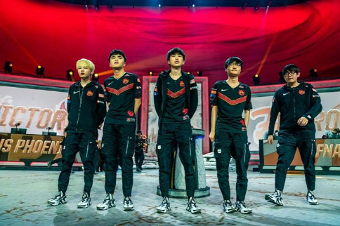 ‘롤드컵 2019’ 우승을 차지한 중국 펀플러스 피닉스 선수단. 라이엇 게임즈 제공