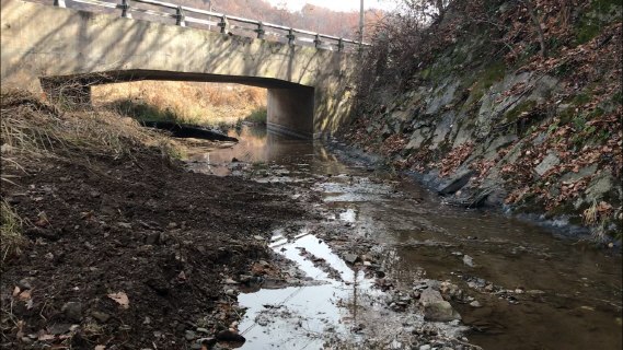 12일 경기 연천 살처분 돼지 매몰지로부터 유하거리 0.45 km 지점(사진=환경부 제공)