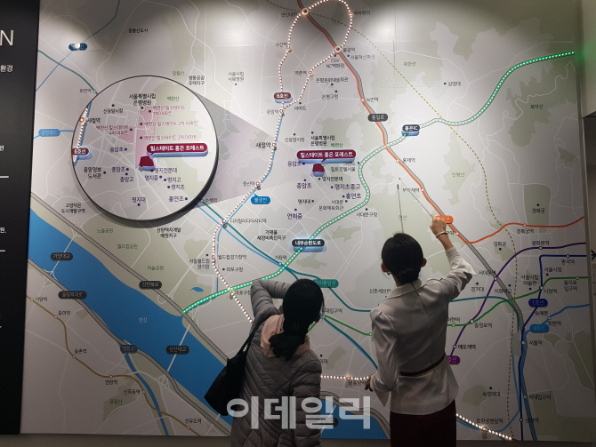 모델하우스 직원이 고객에게 ‘힐스테이트 홍은 포레스트’ 단지 위치를 설명하고 있다 (사진=정두리 기자)