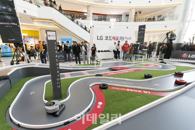 LG전자가 16일 서울 영등포 타임스퀘어 광장에서 국내 첫 로봇청소기 레이싱 대회 ‘2019 LG 코드제로 R9 그랑프리’를 개최했다. 사진은 프리미엄 로봇청소기 ‘코드제로 R9 씽큐(ThinQ)’가 9가지 미션으로 이뤄진 레이싱 코스를 질주하는 모습.