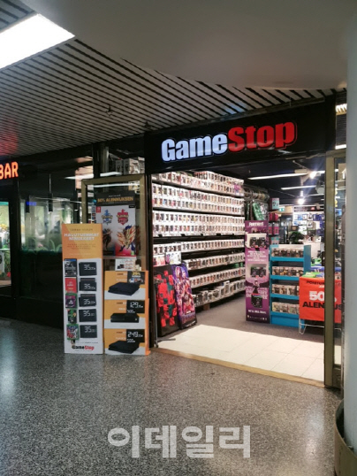 핀란드 헬싱키 중앙역에 위치한 게임 관련 상점(사진=함정선 기자)