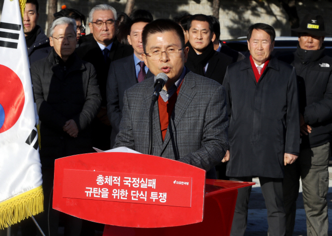 자유한국당 황교안 대표가 20일 오후 청와대 앞에서 대국민 호소문을 발표하고 있다. (사진=연합뉴스)