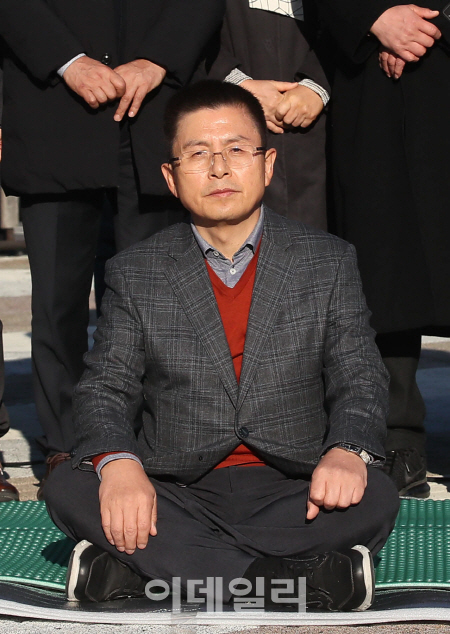 황교안 자유한국당 대표가 20일 오후 서울 종로구 청와대분수대 앞에서 국정 대전환을 촉구하는 단식 투쟁을 시작하고 있다. (사진=노진환 기자)