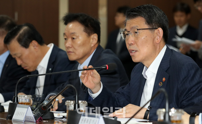 은성수 금융위원장이 20일 오전 서울 중구 신용회복위원회에서 열린 ‘자영업자 금융지원 프로그램 이용자 간담회’에서 모두발언을 하고 있다.(사진=방인권 기자)