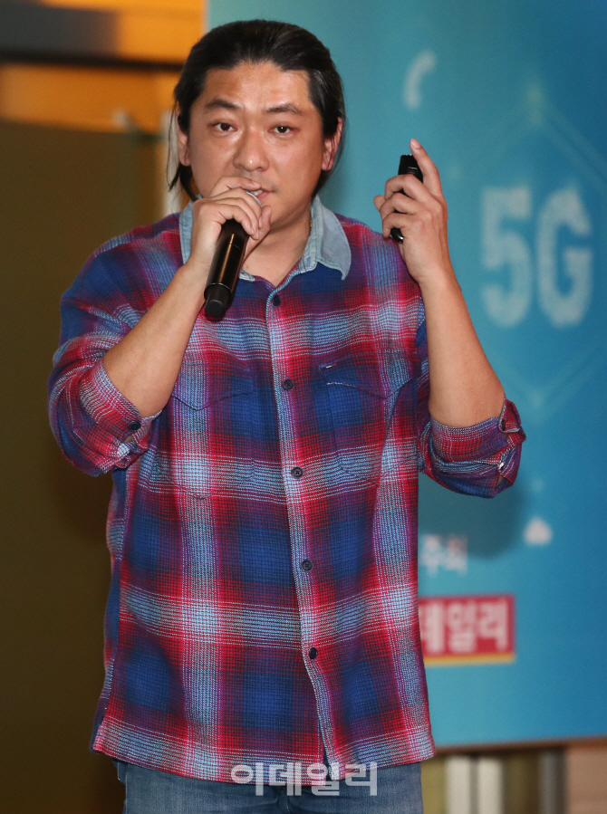 [이데일리 노진환 기자] 2019 이데일리 IT 컨버전스 포럼이 21일 서울 여의도 전경련플라자에서 열렸다. 임종균 원이멀스 대표가 ‘5G의 핵심 콘텐츠 VR’을 주제로 발표하고 있다.