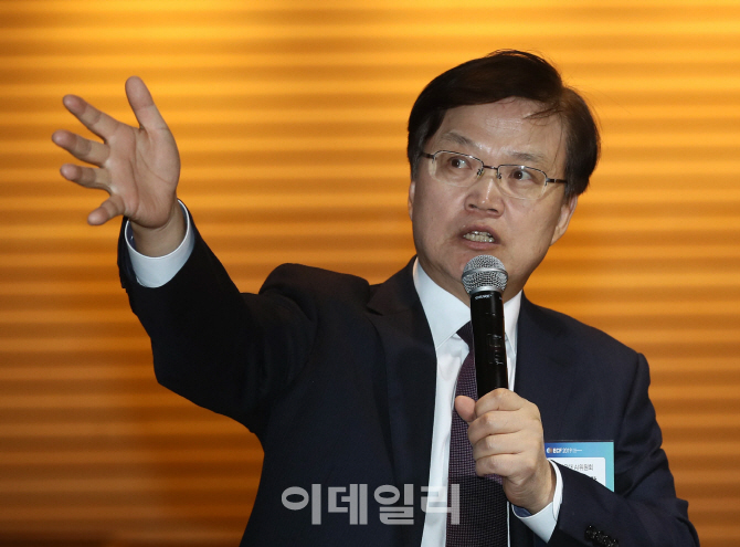 [이데일리 노진환 기자] 최양희 서울대 AI위원회 위원장이 21일 서울 여의도 전경련플라자에서 열린 2019 이데일리 IT 컨버전스 포럼에서 ‘5G시대 더 주목받는 AI:현주소와 경쟁력 향상의 길’을 주제로 기조연설을 하고 있다.