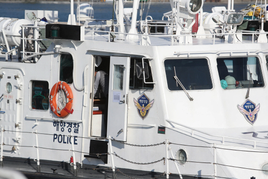`세월호 참사 특별수사단`이 22일 오후 전남 여수시 돌산읍 해경 전용부두에서 여수해경 소속 P22정(50t급)을 압수수색을 하고 있다. P22정은 참사 당일 세월호 희생자인 고(故)임경빈 군을 이송했다. (사진=연합뉴스)