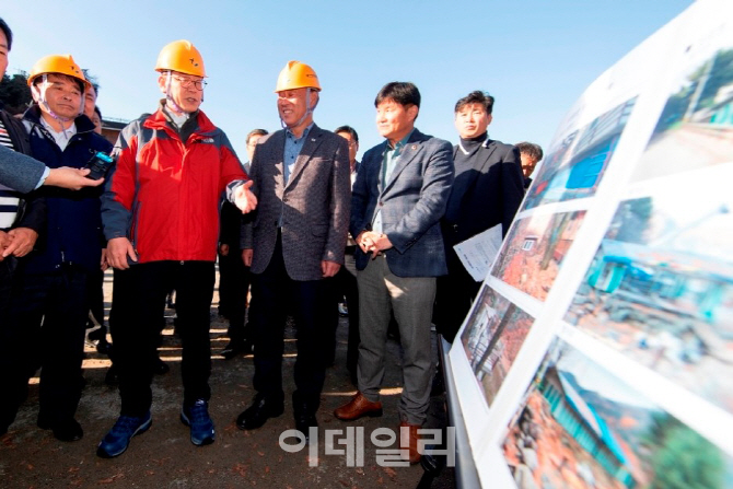 이재명 지사 등 관계자들이 하천정비 상황에 대해 논의하고 있다.(사진=경기도)