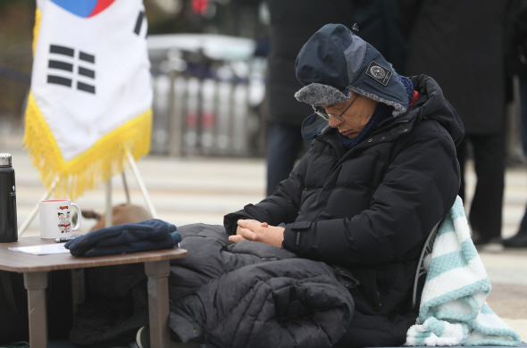 황교안 자유한국당 대표가 21일 청와대 앞 분수대 광장에서 단식을 하고 있다. (사진=연합뉴스)