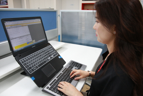 기업들이 비용절감과 업무효율성 개선, 고객만족도 등을 이유로 RPA 등 로봇사원 도입을 서두르고 있다. 롯데홈쇼핑의 로봇사원 작동 모습.(사진=롯데홈쇼핑)