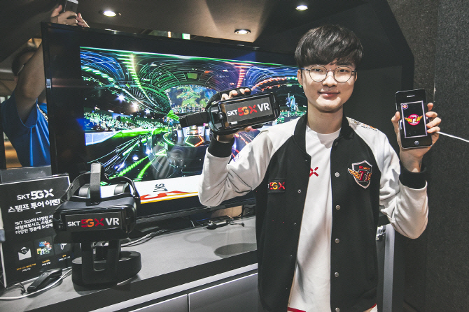 ▲SK텔레콤 T1 선수단의 ‘페이커’ 이상혁 선수가 서울 종로에 위치한 ‘LoL 파크’에서 ‘LCK VR현장 생중계’와 Jump AR 서비스를 소개하는 모습이다.
