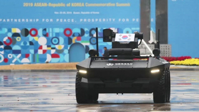 한·아세안 특별정상회의가 열린 부산 벡스코에 검은 장갑차(HR 셰르파)가 배치돼 눈길을 끌었다. 바퀴 여섯 개가 달려 있고 위에는 태극기가 새겨져 있다. SBS 방송 화면 캡쳐