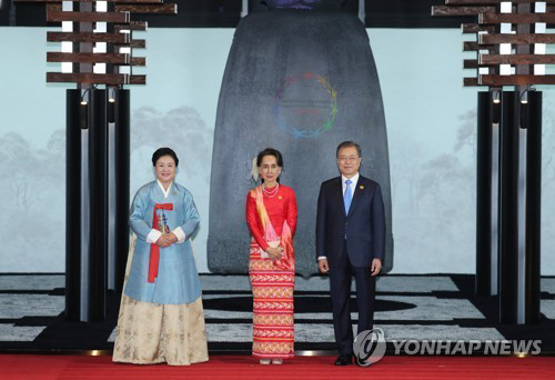 25일 한·아세안 특별정상회의 정상 환영만찬이 열린 부산 힐튼호텔 로비에는 ‘입체 성덕대왕신종(에밀레종)’ 홀로그램 이미지가 등장해 눈길을 끌었다. 연합뉴스 제공