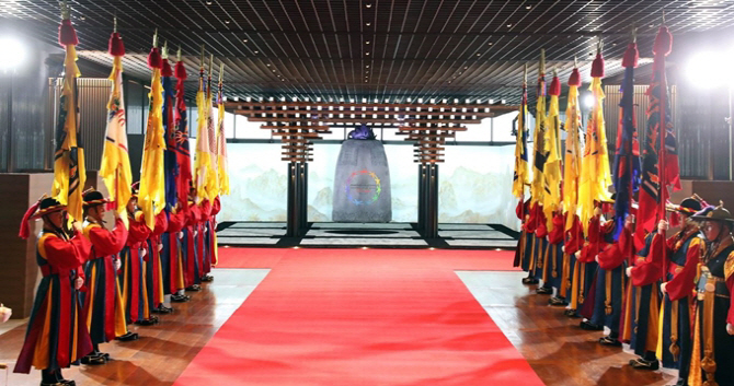 ‘2019 한·아세안 특별정상회의 및 제1차 한·메콩 정상회의’의 만찬이 열리는 부산 힐튼 아난티코브 호텔에 5G 기술을 활용해 구현한 성덕대왕 신종의 모형이 보이고 있다. 부산=청와대사진기자단