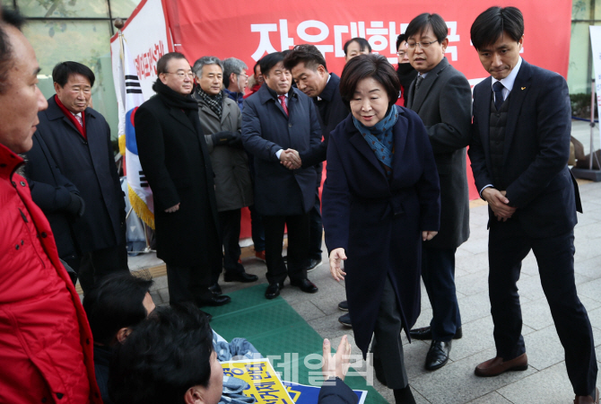 [이데일리 노진환 기자] 황교안 자유한국당 대표가 8일째 단식을 이어가고 있는 27일 오후 심상정 정의당 대표가 서울 종로구 사랑채 옆 단식 천막을 찾아 자유한국당 의원들과 인사하고 있다.