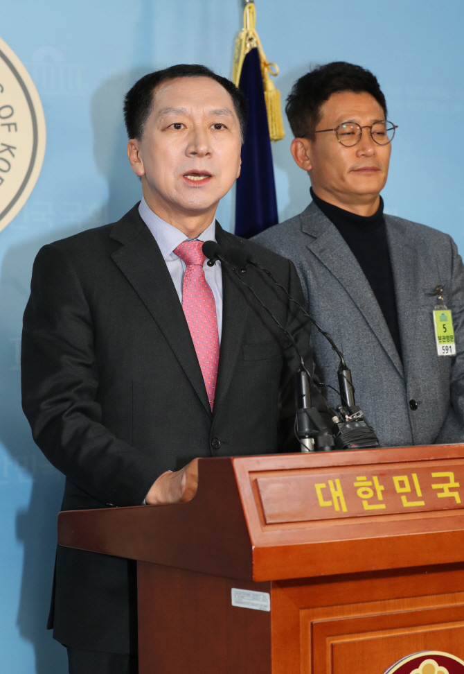 자유한국당 소속 김기현 전 울산시장이 27일 오전 국회 정론관에서 기자회견을 열고 자신이 경찰 수사를 받으면서 낙선했던 지난해 6·13 지방선거에 권력기관이 개입했다는 의혹을 제기하고 있다.(사진=연합뉴스)