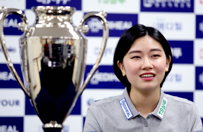 여자 프로당구 5차 대회 ‘메디힐 LPBA 챔피언십’에서 우승을 차지한 뒤 인터뷰하는 이미래. 사진=PBA 제공