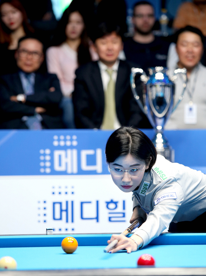 여자 프로당구 ‘메디힐 LPBA 챔피언십’ 결승전에서 신중하고 공을 치는 이미래. 사진=LPBA 제공