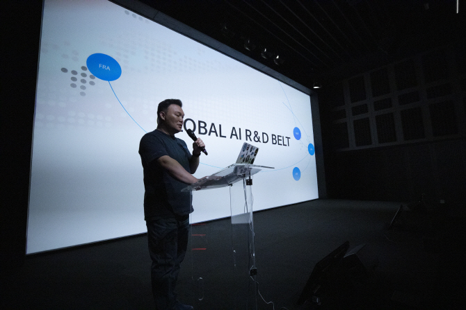 ▲석상옥 네이버랩스 대표가 25일 파리 스테이션F에서 개최한 컨퍼런스에서, 프랑스 스타트업 및 연구자들을 대상으로 글로벌 AI 연구 벨트를 소개하고 있다