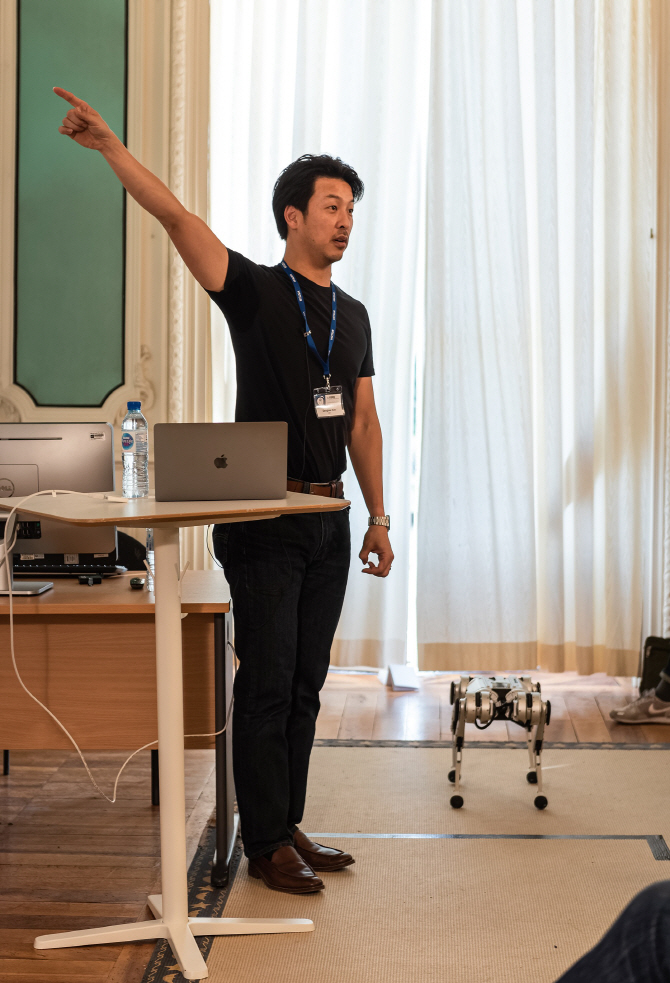 ▲김상배 MIT 교수 겸 네이버랩스 기술 고문이 28일 네이버랩스유럽에서 열린 워크샵에서 운동지능 개념에 대해 설명하고 있다