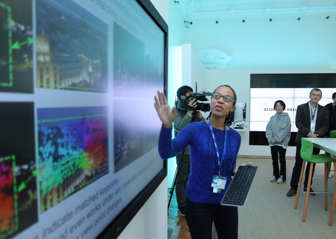 ▲나일라 머레이 네이버랩스유럽 랩 디렉터가 네이버랩스유럽만의 독창적인 AI 및 비전 기술에 대해 설명하고 있다