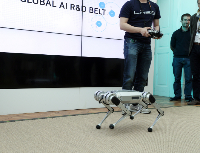 ▲네이버랩스유럽에서 시연 중인 미니치타