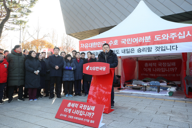 단식투쟁을 했던 황교안 자유한국당 대표가 2일 청와대 사랑채 인근 투쟁천막 앞에서 열린 최고위원회의에서 발언하고 있다. (사진=연합뉴스)