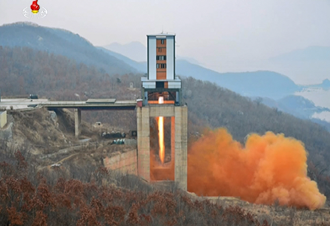 2017년 3월 19일 북한 김정은 국무위원장이 서해위성발사장에서 신형 고출력 로켓엔진 지상분출시험을 참관했다고 조선중앙TV가 보도한 화면이다. [사진=연합뉴스]