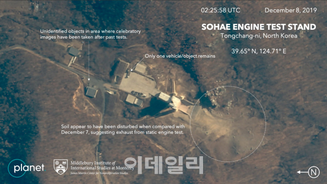 제프리 루이스 미국 미들버리국제학연구소 동아시아 비확산센터 소장이 8일 트위터에 북한의 서해위성발사장 시험 발표 전후를 각각 촬영한 상업용 위성업체 플래닛랩스를 캡처해 올린 사진이다. 지난 7일 위성사진(위)에서 관측됐던 차량과 기자재들은 8일 사진(아래)에는 포착되지 않았다. 8일 사진에선 일부 지형(원 안)도 변해 로켓엔진시험 후폭풍에 의한 것으로 추정된다. [출처=트위터 캡처]