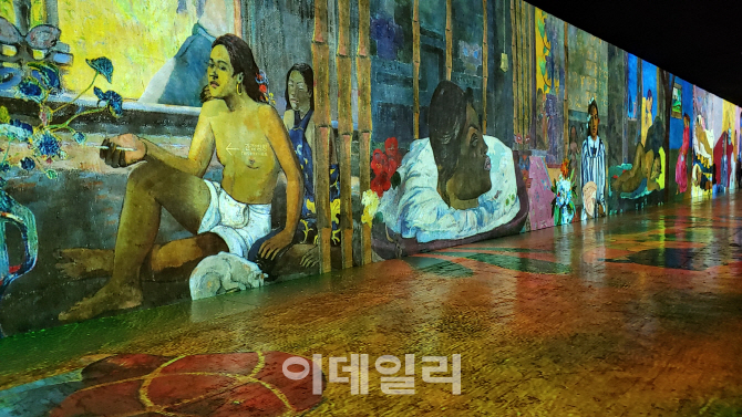 ‘빛의 벙커 폴 고갱’의 전시영상 중 일부. ‘반 고흐 전’에 이은 10분짜리 전시에선 원시성 물씬 풍기는 사람과 풍광을 평생 찾아다닌 고갱의 정수를 볼 수 있다(사진=오현주 문화전문기자).