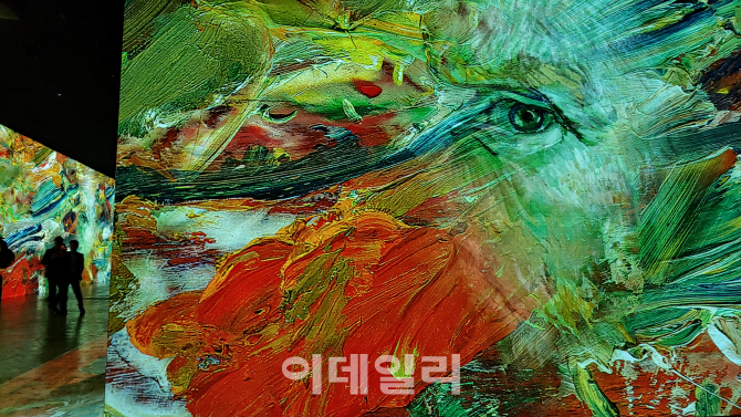 ‘빛의 벙커 반 고흐’ 전 중 한 장면. ‘자화상’ 한 점을 바탕으로 고흐의 작품 속 강렬한 붓터치를 모아 재현한 마티에르가 튀어나올 듯 생생하다(사진=오현주 문화전문기자).