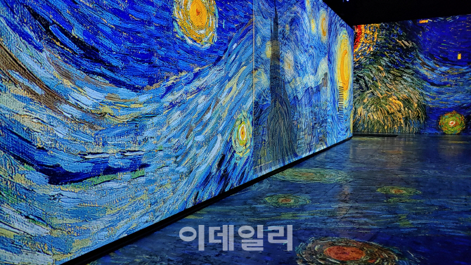 빈센트 반 고흐의 ‘별이 빛나는 밤’(1889)이 ‘빛의 벙커’ 사방에서 흐르고 있다. 전시에는 고흐 특유의 푸른색과 노란색이 뒤엉킨 말기 유명작품이 대거 등장한다(사진=오현주 문화전문기자).