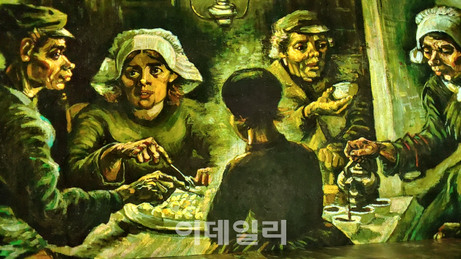 ‘빛의 벙커’에서 투사한 빈센트 반 고흐의 ‘감자를 먹는 사람들’(1885)을 정면에서 바라봤다. 가로세로 114×82㎝의 원작은, 길이 100m 폭 50m 천고 5.5m에 걸맞은 압도적인 규모로 탈바꿈했다(사진=오현주 문화전문기자).