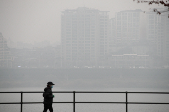 이틀 연속 미세먼지 비상저감조치가 내려진 가운데 11일 오전 서울 서초구 잠원 한강공원에서 바라본 한남동 일대가 먼지로 뿌옇게 뒤덮여있다.(사진=연합뉴스)