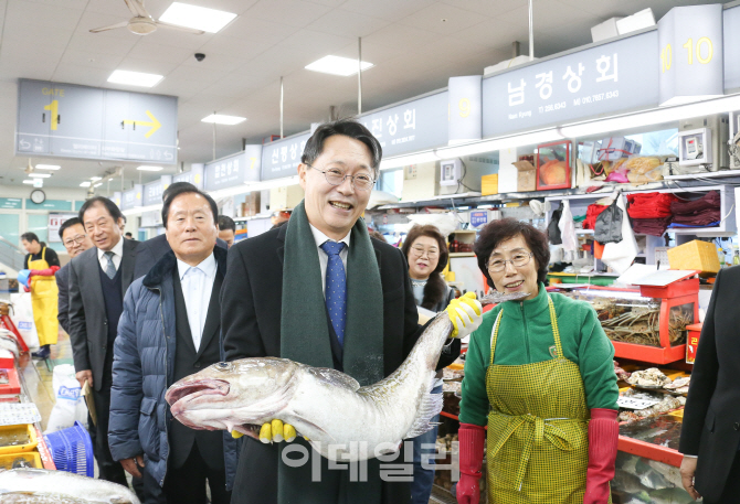 김현준 국세청장이 12일 부산 자갈치시장에 가진 세정지원 간담회에서 시장을 둘러보며 상인들과 기념촬영하고 있다. 국세청 제공