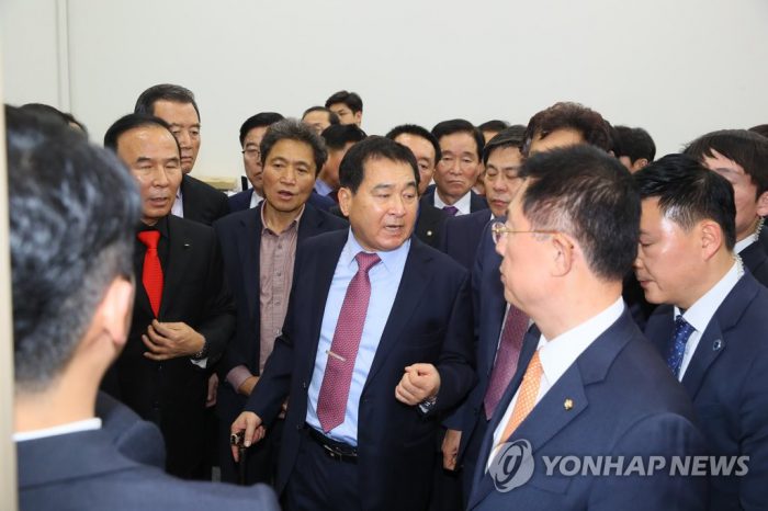 자유한국당 심재철 원내대표와 의원들이 예산안이 통과되자 문희상 국회의장실을 항의방문하고 있다. (사진=연합뉴스)