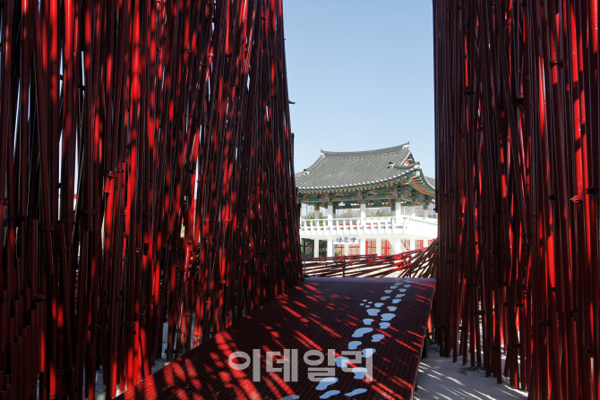 대나무숲을 연상케 하는 ‘붉은대나무’ 내부