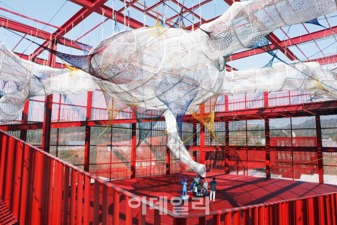 작품이자 놀이시설이기도 한 스파이더웹