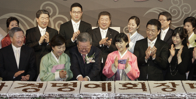 2012년 4월 서울 삼성동 코엑스 인터컨티넨탈호텔에서 열린 구자경 LG 명예회장(앞줄 왼쪽 세 번째)의 미수연(米壽宴·88세)에 LG그룹 오너 일가가 참석한 모습. 구본무 LG그룹 회장(앞줄 맨 왼쪽)과 구본준 LG그룹 부회장(뒷줄 왼쪽 두 번째부터), 구광모 LG전자 상무, 구본능 희성그룹 회장, 구본식 희성그룹 부회장(뒷줄 오른쪽 두 번째) 등이 참석했다. (사진=연합뉴스)