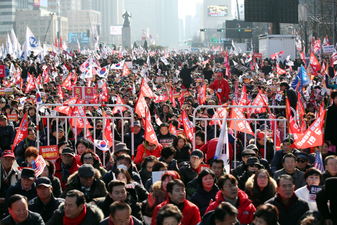 14일 오후 서울 광화문광장에서 열린 ‘문 정권 국정농단 3대 게이트 규탄대회’에서 참가자들이 구호를 외치고 있다. (사진=연합뉴스)