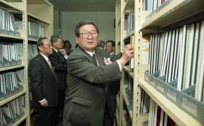 지난 1996년 4월 LG그룹 구자경 명예회장이 서울 종로구 원서동 사저를 개조해 만든 LG 상남도서관 개관식을 마친 후 내빈들과 함께 도서관을 둘러보고 있는 모습. (사진=연합뉴스)