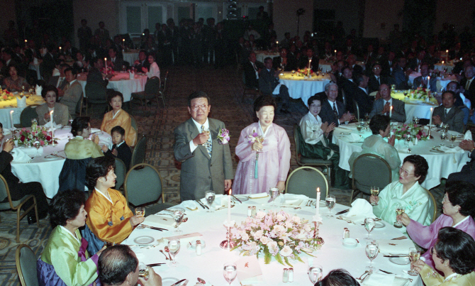 1994년 5월 고희를 맞은 구자경 당시 럭키금성회장이 서울 인터콘티넨탈 호텔에서 연회를 갖고 부인 하정임 여사와 함께 축배를 들고 있는 모습. (사진=연합뉴스)
