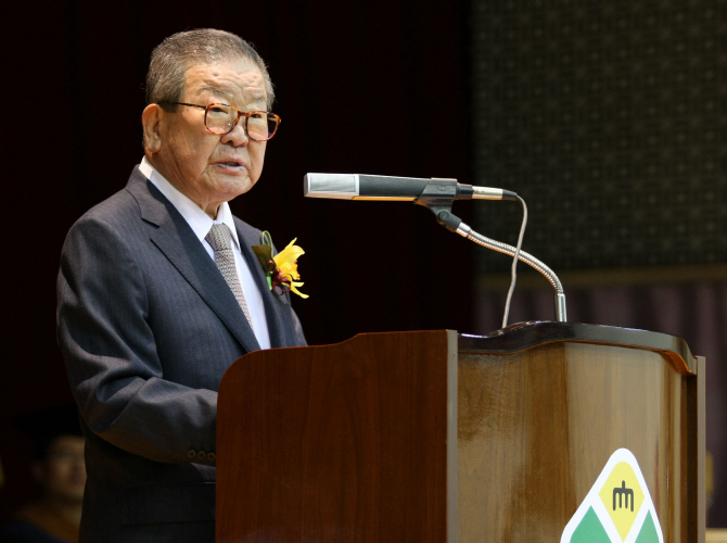 지난 2012년 2월 9일 충남 천안시 천안연암대학에서 열린 학위수여식에서 인사말을 하고 있는 구자경 LG 명예회장(LG연암학원 이사장). (사진=연합뉴스)